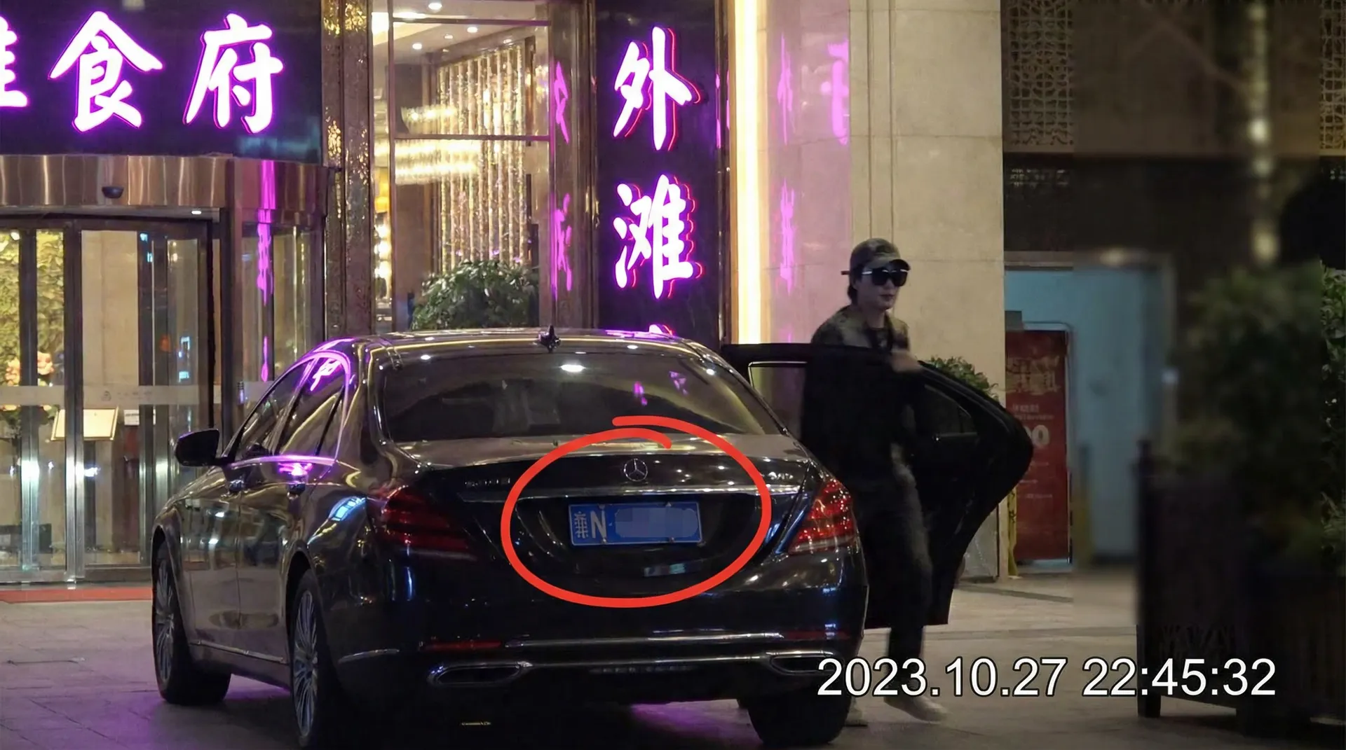 bob半岛平台体育官网 - 豪车餐厅外偷拍
